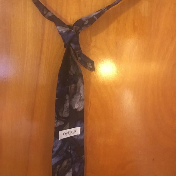 Van-Heusen” Blue Tie - Picture 2 of 4